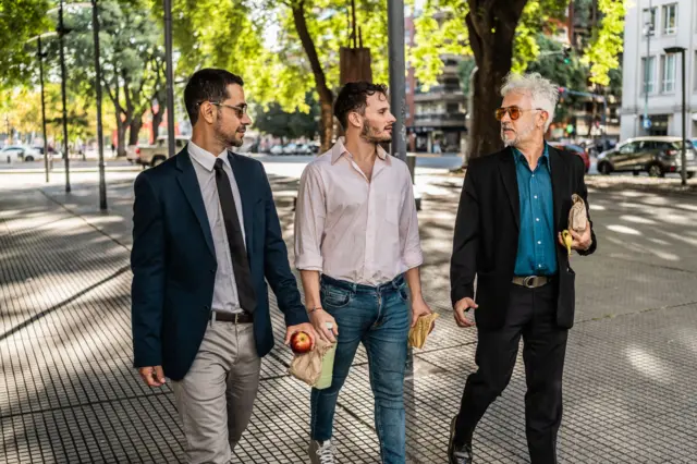 ऑफिसमध्ये बसून काम करणाऱ्यांनी जेवल्यावर थोडं चाललं पाहिजे, वाचा 5 कारणं