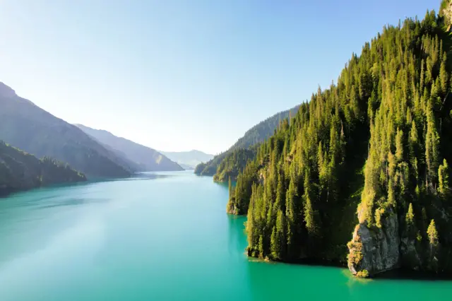 Сары-Челек көлү Чаткал тоо кыркасында деӊиз деӊгээлинен 1940 метр бийиктикте орун алган. 