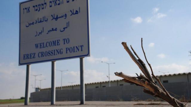 Табличка с надписью «Добро пожаловать на контрольно-пропускной пункт Эрез», где люди могли пересекать границу между Израилем и сектором Газа до начала этой войны