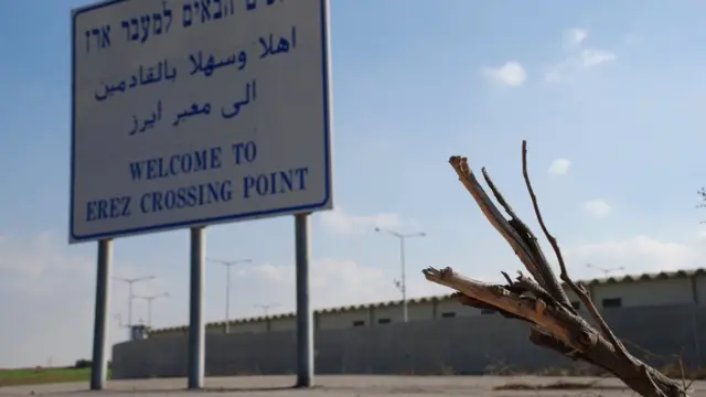 Uma placa dizendo 'Bem-vindo ao Pontocasino 440Passagemcasino 440Erez', onde as pessoas podiam cruzar entre Israel e Gaza antes da última guerra