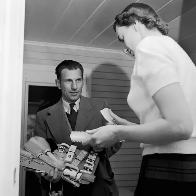 Les recherches de Bob Cialdini ont montré que plus les gens ressentent une affinité sociale avec quelqu'un, plus ils sont susceptibles de lui acheter un produit (Crédit : Getty Images).