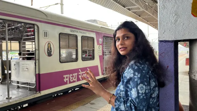 पीक अवरच्या गर्दीत त्या गरोदरपणातही ट्रेनमध्ये चढण्याचा प्रयत्न करतात. पण अनेकदा त्यांना महिला कम्पार्टमेंटमधील गर्दीमुळे ट्रेनमध्ये चढताच येत नाही.