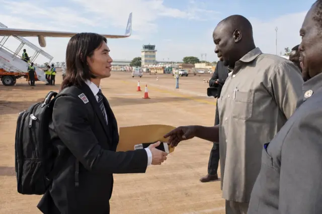 Ông Phan Thanh Tuấn (trái) cùng giới chức Nam Sudan trong một bức ảnh Bộ Ngoại giao và Hợp tác Quốc tế Nam Sudan công bố kèm thông báo ông đã được đưa về Việt Nam hôm 19/6