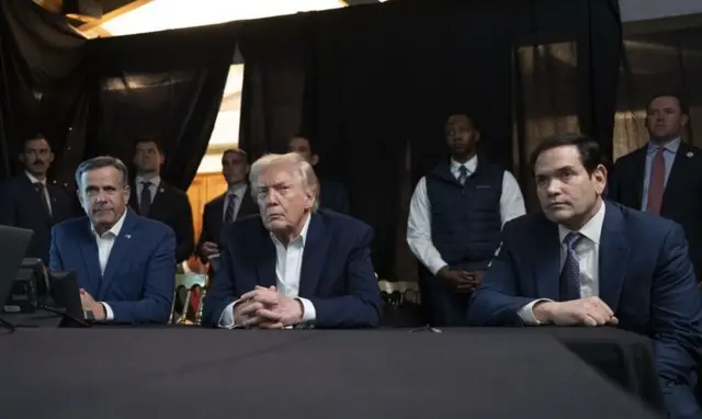 Ibiro bya Perezida wa Amerika (White House) byatangaje amafoto ya Trump n'abandi bategetsi bakuru barimo gukurikirana uko iyi 'operation' bise 'Absolute Resolve' irimo kugenda mu ijoro ryo ku wa gatanu