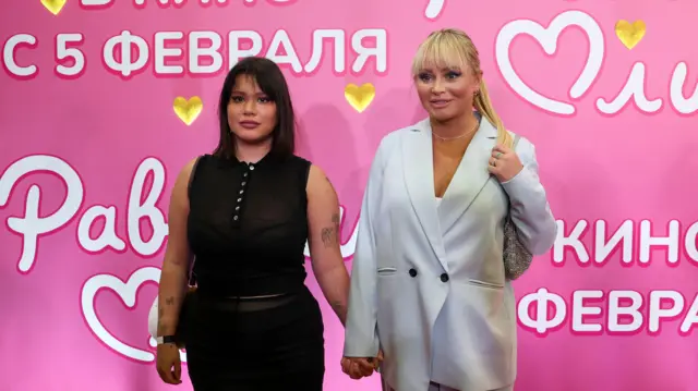 Полина с мамой, телеведущей Даной Борисовой