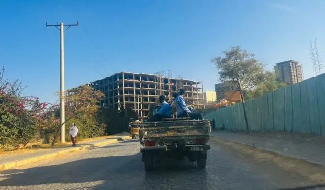 ተሽከርካሪ ላይ የተቀመጡ የፖሊስ አባላት