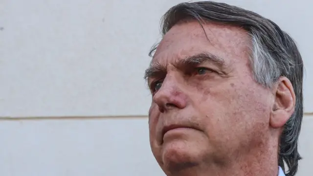 Foto de Jair Bolsonaro de perfil 