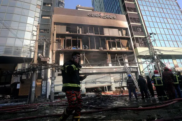 বৃহস্পতিবার রাতে সংবাদমাধ্যম প্রথম আলোর কার্যালয়ে অগ্নিসংযোগ করা হয়।