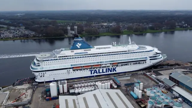 ሲልጃ ዩሮፓ ሓተትቲ ዑቕባን ስደተኛታትን ዝነብሩላ ተንሳፋፊት ግን ከኣ ደው ዝበለትመርከብ ኰይና ትርከብ