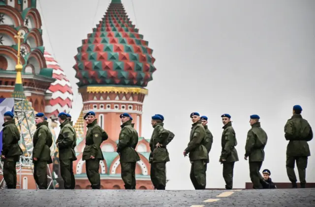 Soldados russos na Praça Vermelha no centrocassino pin upMoscou no finalcassino pin upsetembrocassino pin up2022