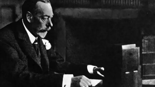 ပဉ္စမမြောက် ဂျော့ချ် ဘုရင်က ယူကေတဝန်းနဲ့ ကမ္ဘာ့တခြား နယ်ပယ်တွေဆီကို သူ့ရဲ့ ပထမဆုံး တော်ဝင် ခရစ္စမတ် သတင်းစကားကို ဘီဘီစီကနေ ထုတ်လွှင့်ပြောခဲ့