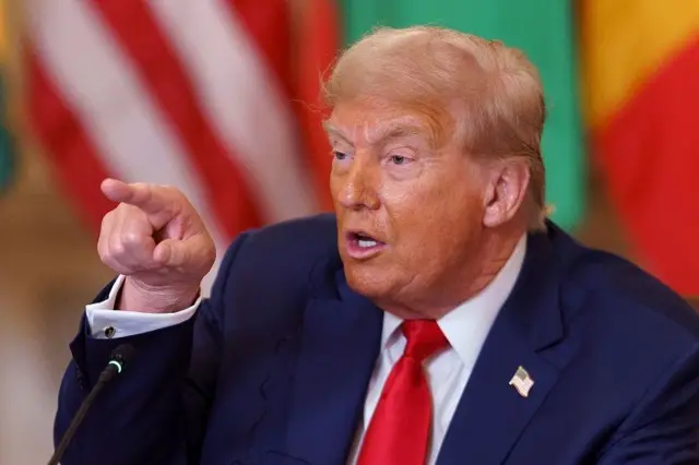 Trump apontando para a frente