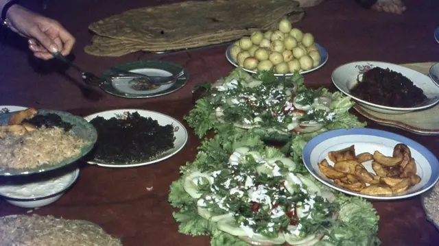  دسترخوانی که غذاهای سنتی افغانستان برآن چیده شده است.