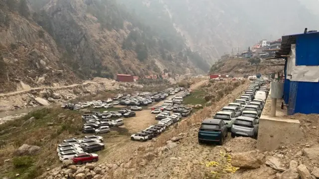 जाँचपासका लागि रसुवा भन्सारमा रहेका चीनबाट भित्रिएका ईभी कारहरू