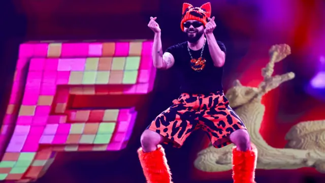 Muškarac obučen u tigrastu garderobu na sceni