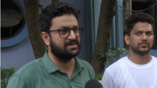 रेजिडेंट डॉक्टर्स एसोसिएशन के प्रवक्ता डॉक्टर हसन मुश्ताक़ का कहना है कि पहले उन्हें लगा कि भीड़ उनका समर्थन करने आई है. 