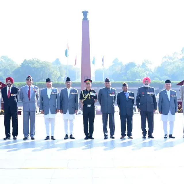 दुवै देशका पूर्वसेनाप्रमुखहरूको सामूहिक तस्बिर। बीचमा भारतीय सेनाध्यक्ष बसिरहेको देख्न सकिन्छ