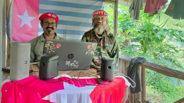 Juru Bicara TPNPB-OPM, Sebby Sambom (kiri).