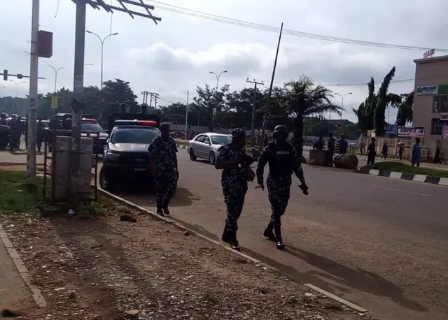 Awọn agbofinro fi tajutaju tu awọn oluwọde ka ni ilu Abuja.