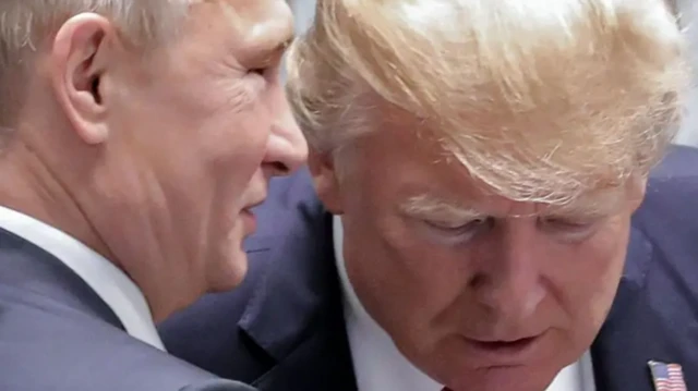 Putin eğilen Trump'ın kulağına bir şeyler söylüyor.
