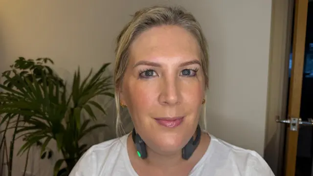 Lucy Lambert ma na szyi urządzenie do stymulacji nerwu błędnego.