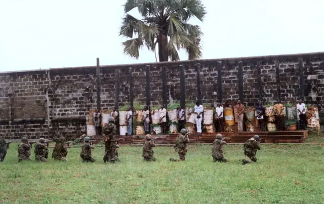 Àwọn ológun yìnbọn pa èèyàn mẹ́tàlélógún tí wọ́n dájọ́ ikún fún nípa fífi ẹ̀yìn wọn ti àgbá lọ́dún 1995 ní ìpínlẹ̀ Eko.