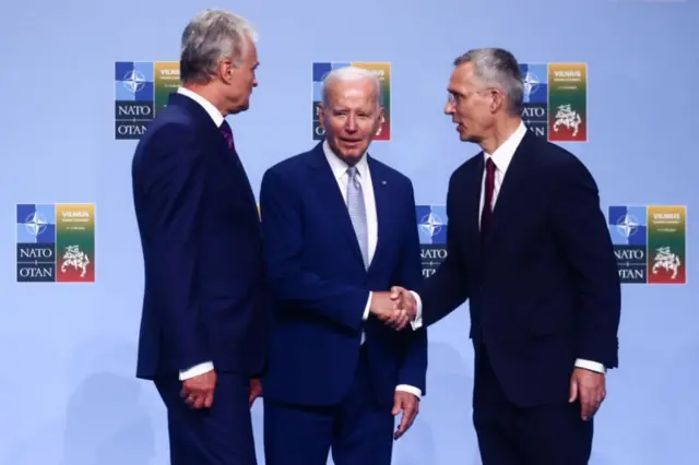 De la gauche à la droite, le président lituanien Gitanas Nauseda, le président américain Joe Biden et le secrétaire général de l'OTAN Jens Stoltenberg (Norvège)