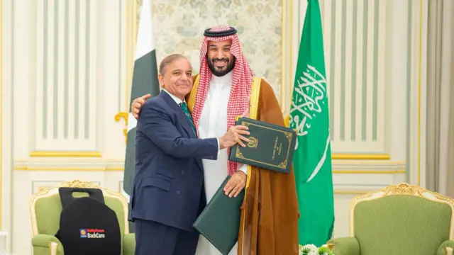 Mwanamfalme wa Saudia Mohammed bin Salman na Waziri Mkuu wa Pakistan Shehbaz Sharif wakikumbatiana siku walipotia saini makubaliano ya ulinzi, mjini Riyadh, Saudi Arabia, Septemba 17, 2025. Shirika la Habari la Saudi kupitia REUTERS PICHA HII IMETOLEWA NA WATU WA TATU.