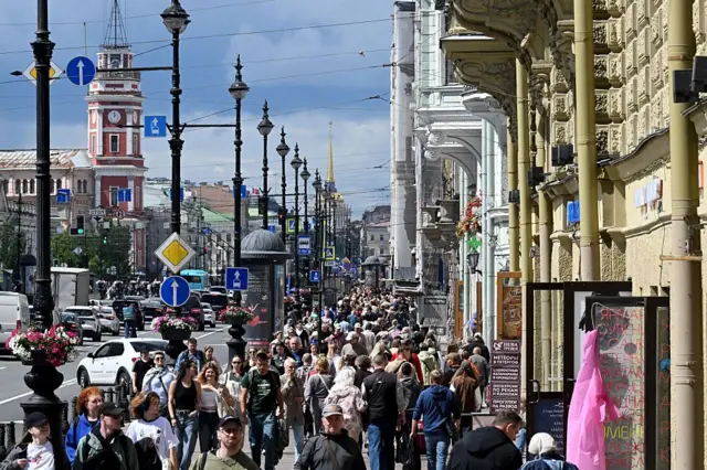Санкр Петербург кўчаларида одамалр