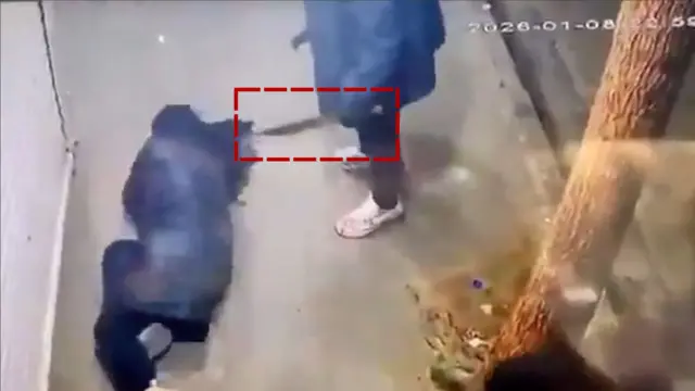 اسکرین‌شات از ویدیوی حمله یک نیروی امنیتی لباس شخصی با قمه به یک زن معترض در تهران 