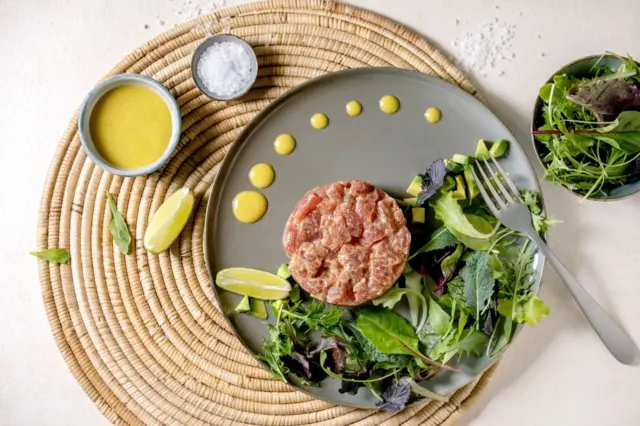 Tartare de thon avec salade verte, avocat au citron vert et sauce à la moutarde