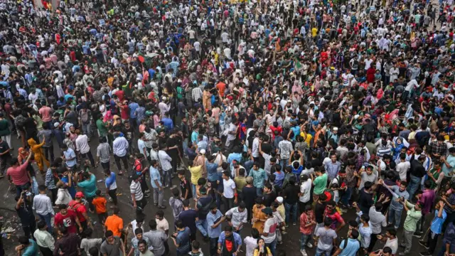 দুপুরের পর ঢাকার রাস্তায় নেমে আসে লাখো মানুষ