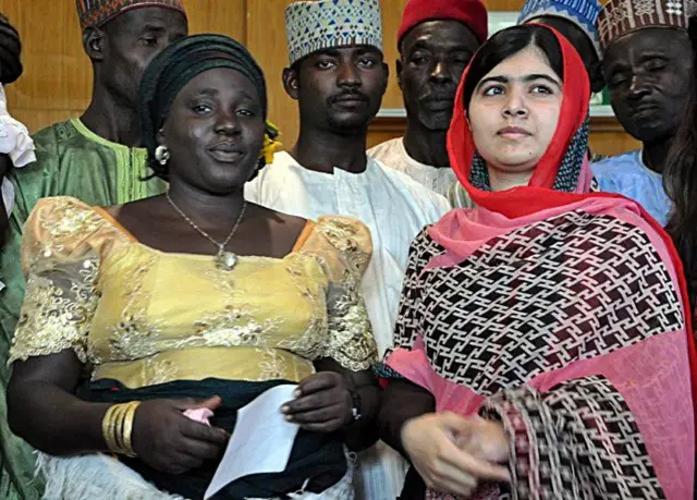 Malala Yousafzai aux côtés des parents des filles de Chibok enlevées au Nigeria.