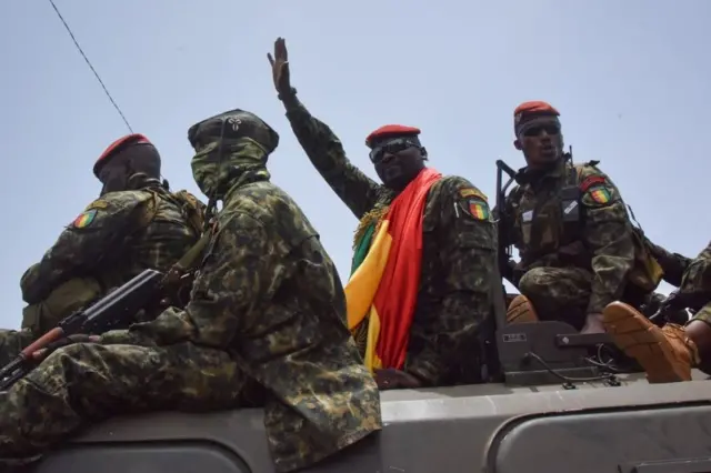 Le lieutenant-colonel Mamady Doumbouya (C), chef des forces spéciales de l'armée et chef du coup d'État.