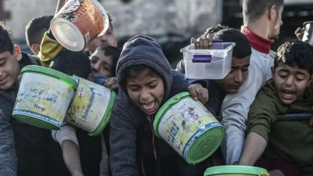 গাজায় খাবার ও পানির জন্য হাহাকার চলছে।