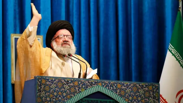 احمد خاتمی در حال خواندن خطبه‌های نماز جمعه 