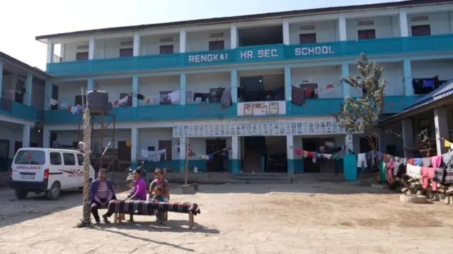 एका शाळेत बनवलेलं शरणार्थी शिबीर