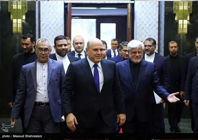 ایران کے پہلے نائب صدر نے روسی وزیر اعظم (بائیں) کا ان کے حالیہ دورہ تہران کے دوران خیرمقدم کیا