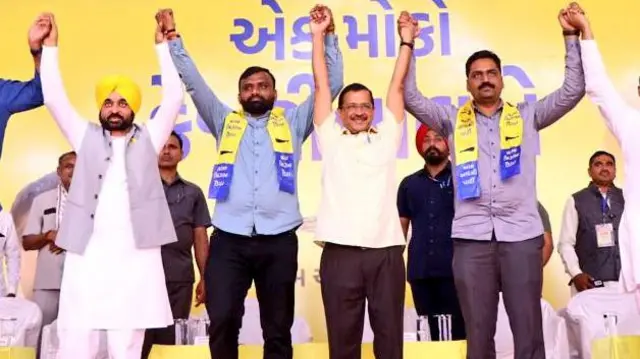  દિલ્હીના મુખ્ય મંત્રી કેજરીવાલ અને પંજાબના મુખ્ય મંત્રી ભગવંત માન સાથે ધાર્મિક માલવિયા 