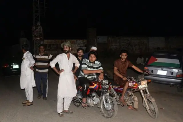 मुरिदके इथले लोक स्फोटाचा आवाज ऐकल्यानंतर रस्त्यावर आले.