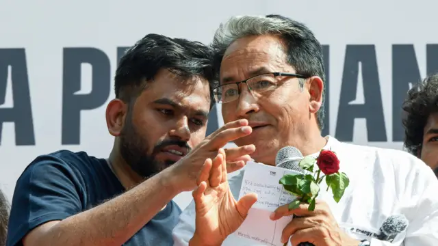 सामाजिक कार्यकर्ते सोनम वांगचूक आणि अभिजीत दीपके 