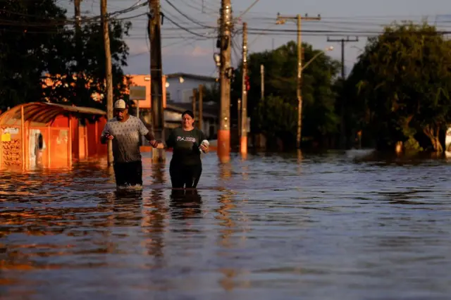 Pessoas caminhando na água