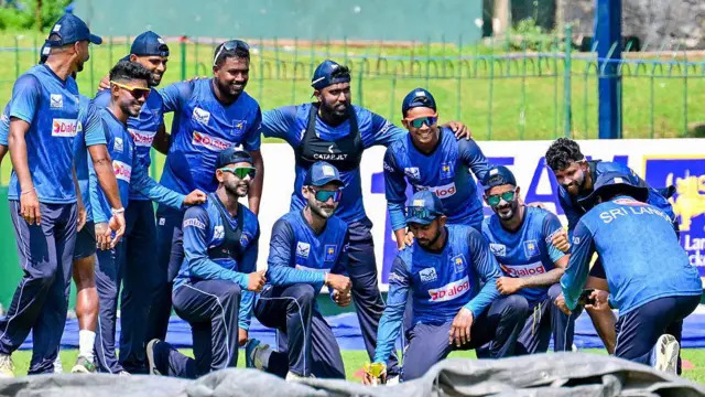 ශ්‍රී ලංකා ක්‍රිකට් කණ්ඩායමේ ක්‍රීඩකයින් පිරිසක් 