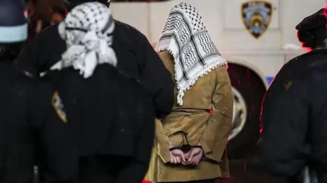 અમેરિકાની કોલંબિયા યુનિવર્સિટી કૅમ્પસમાં ન્યૂયૉર્ક પોલીસ