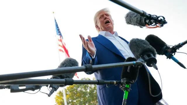 Shugaban Amurka Donald Trump ke jawabi wa manema labarai, kafin shigarsa jirgi