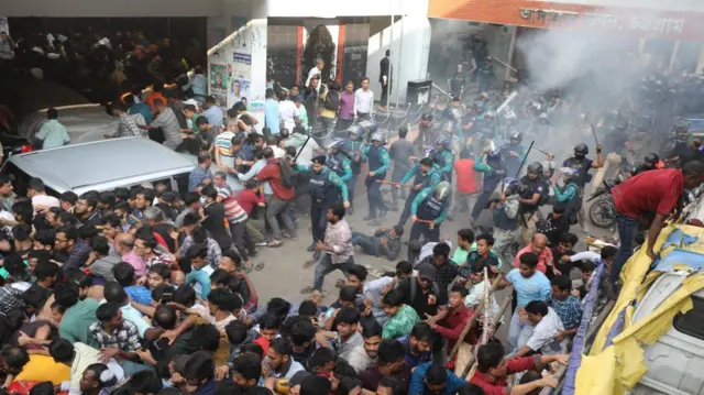 চট্টগ্রামের আদালতে লাঠিচার্জ