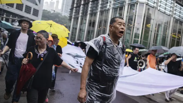 香港“反送中”示威期间黎智英在其中一场游行里冒雨拉起队头大型横幅（18/8/2019）