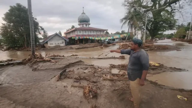 Desa Blang Cut, Kecamatan Meurah Dua, Kabupaten Pidie Jaya, terendam lumpur usai banjir surut. Salah satu warganya, Ari Fanda mengatakan saat ini para penyintas belum melewati fase tanggap darurat karena harus berjuang dengan kebutuhan dasar.