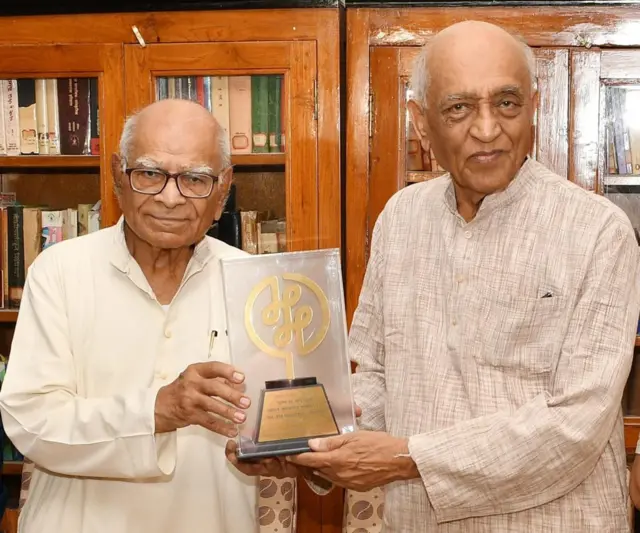 महाराष्ट्र फाऊंडेशनचा जीवनगौरव पुरस्कार, सोबत समीक्षक सुधीर रसाळ