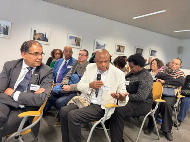 Abantu bicaye hamwe mu nama harimwo uwufise mikoro